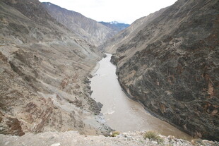 壮丽峡谷中的蜿蜒河流