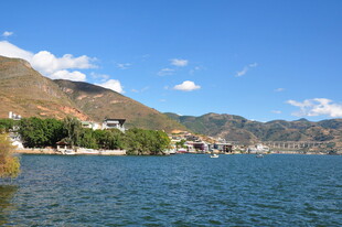 湖畔山景风光秀丽