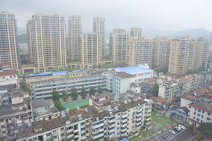 城市高楼与低矮建筑景观