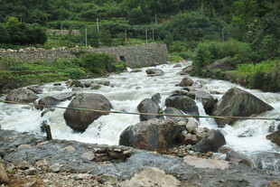 山间湍急溪流与嶙峋怪石