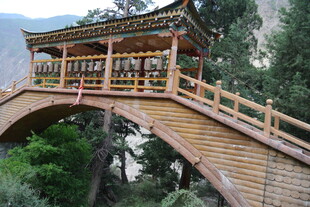 古雅木桥横跨山水间