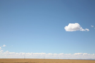 蓝天旷野中的孤独白云