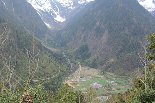 山谷间的村落与壮丽山脉