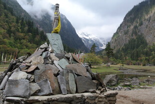 山间石堆与远方山峦