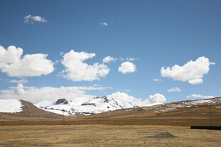 雪山下的开阔原野风光