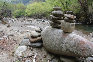 溪边堆叠的圆润石头