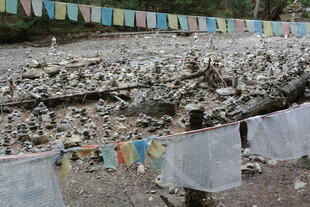 山间经幡 尽显藏地风情