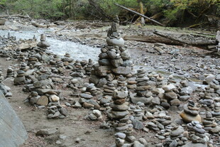 河边石堆造型景观