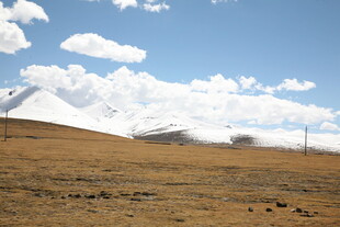 高原旷野雪山蓝天白云景
