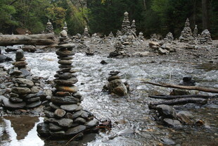 溪边石堆艺术景观