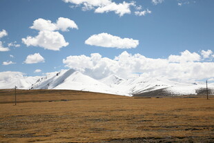 草原上的雪山壮丽景观