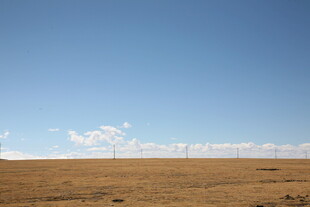 广袤原野上的蓝天与白云