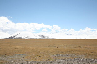 广袤荒原与蓝天白云景观