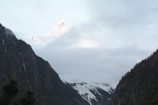 山间云雾缭绕的壮丽景色