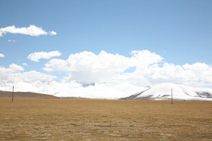 广阔草原上的蓝天白云