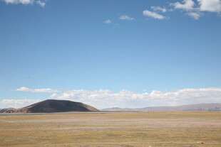 广袤荒原上的孤丘