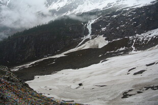 雪山山谷壮丽自然景观