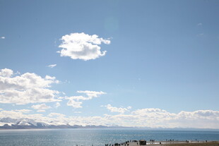 蓝天碧水间的开阔景致