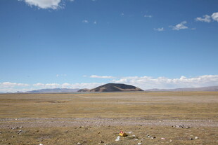 广袤荒原中的孤山
