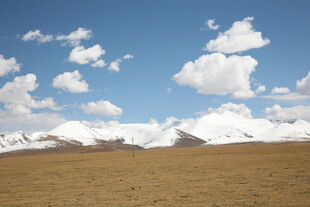 蓝天草原雪山壮丽风光