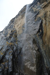 悬崖上的瀑布景观