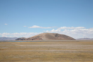 广袤草原上的孤丘