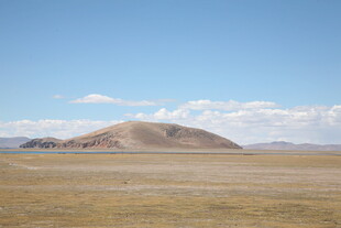 广袤荒原中的孤丘