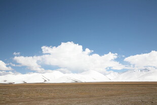 广阔草原上的蓝天白云