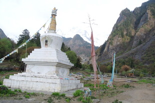 山间白塔与经幡景观