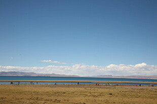 广阔草原上的蓝天湖泊