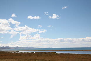 蓝天碧水间的开阔美景