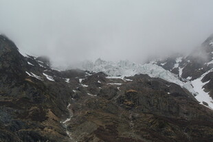 云雾缭绕的雪山景致
