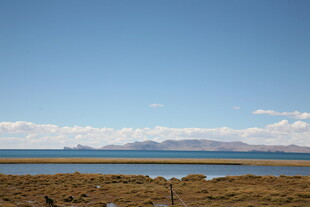 辽阔草原边的静谧水域