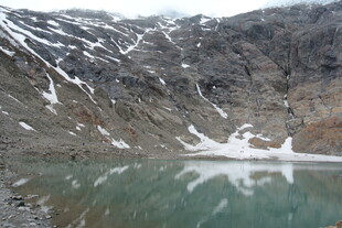雪山下的碧绿湖泊