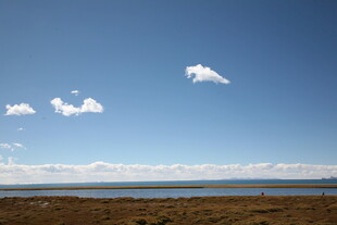 蓝天旷野上的悠悠白云