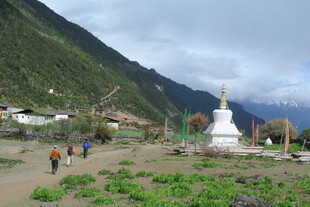 山间白塔旁的徒步场景