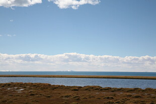 广阔草原边的宁静水域