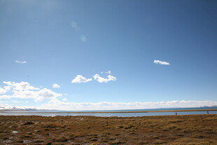 蓝天旷野下的开阔自然景观