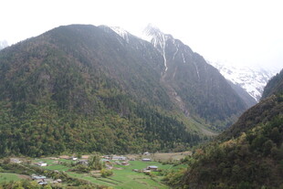 山间村落 青山环绕美景