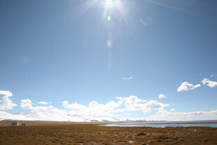 蓝天旷野下的耀眼阳光