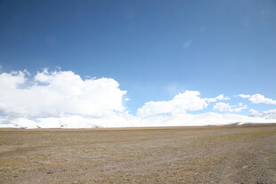 广阔草原上的蓝天白云