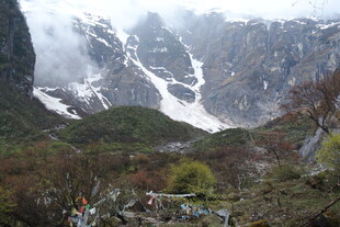 雪山下的山间景致