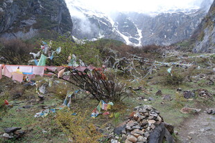 山间经幡与自然景观