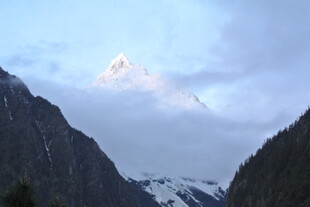 雪山云雾缭绕的壮美景色