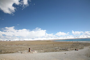 广阔荒原上的壮美蓝天景象
