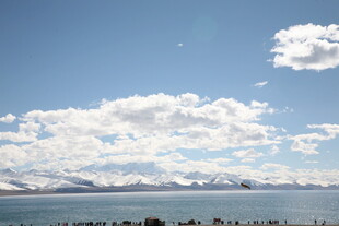 蓝天白云下的美丽湖景