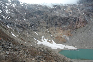 高山蓝湖壮丽自然景观