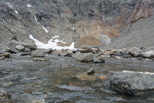 山间溪流与岩石景观