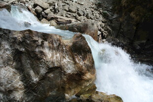 山间瀑布冲击岩石景观