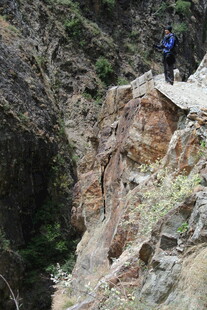 徒步者穿行于山间狭窄栈道